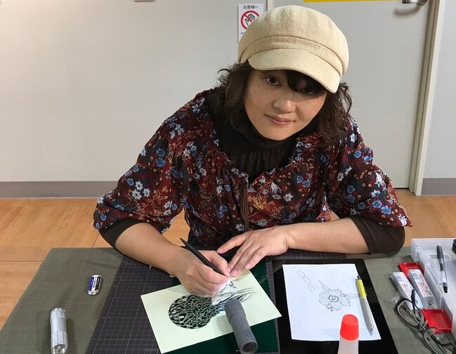 Skalpellə kağız üzərində cızdığı əsərlər görənləri heyran edir - FOTO