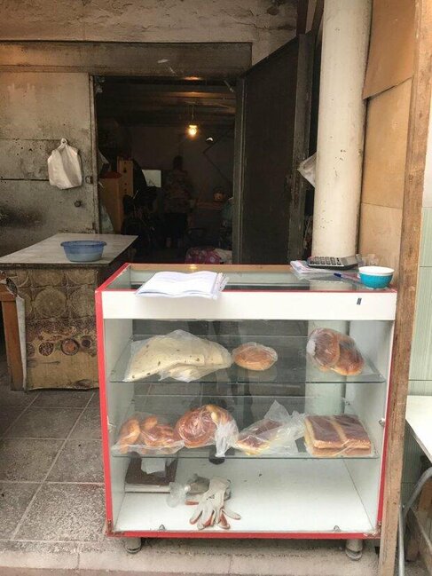 Bakının mərkəzində satışa çıxarılan çörəklər belə istahsal edilir - FOTOLAR