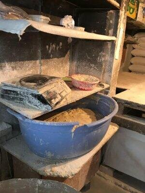 Bakının mərkəzində satışa çıxarılan çörəklər belə istahsal edilir - FOTOLAR