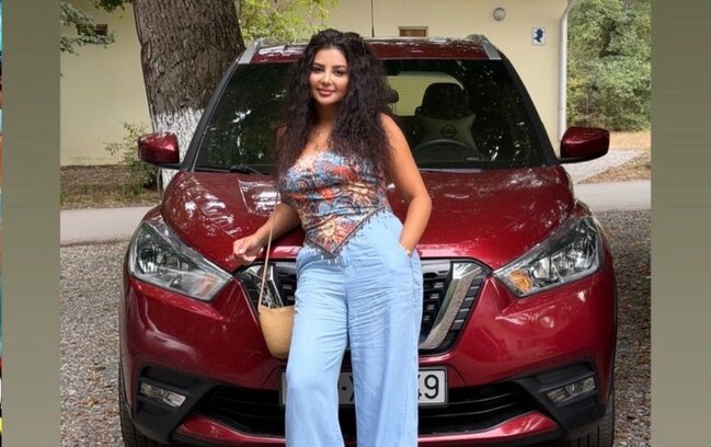 "Maşın şou"da qazandığı həmin avtomobillə foto paylaşdı