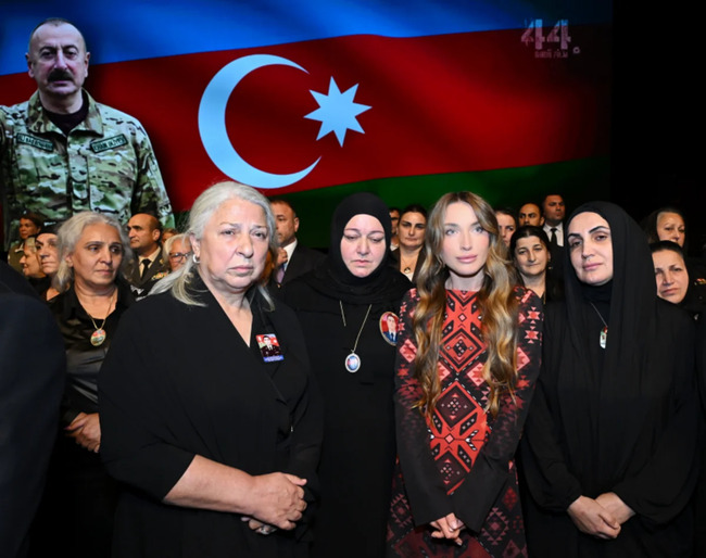 Arzu Əliyeva və Alyona Əliyeva "44" bədii filminin premyerasında iştirak ediblər