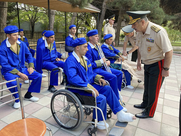 Müdafiə naziri hərbi hospitalda müalicə alan yaralılarla görüşdü - FOTO