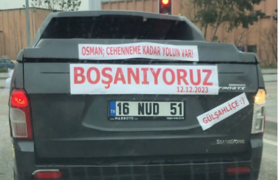 Qadın ərindən boşanmağa "Osman, cəhənnəmə gedə bilərsən" sözləri yazılmış avtomobillə getdi -FOTO