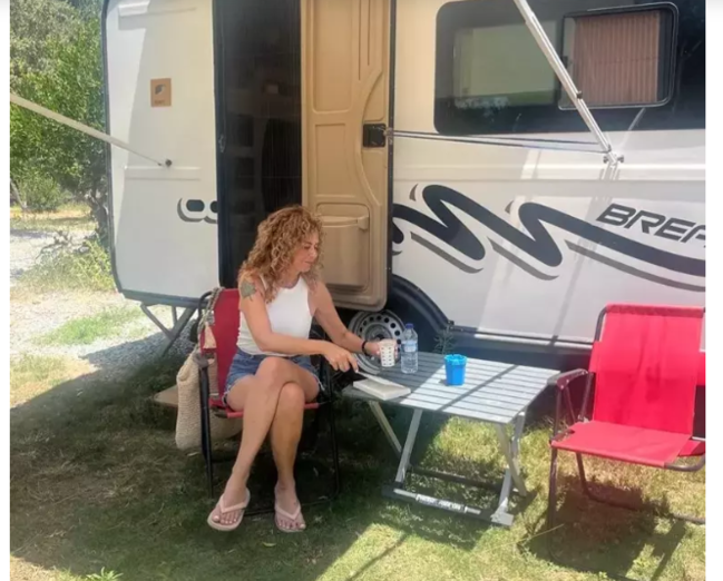 Məşhur aktrisa tətildə - 5 ulduzlu otel yerinə, "karavan"ı seçdi