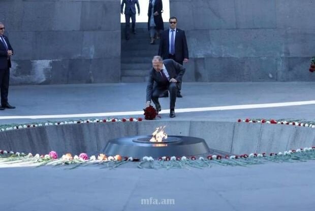 Rusiyalı nazir Yerevandakı qondarma "erməni soyqırımı" abidəsini ziyarət etdi