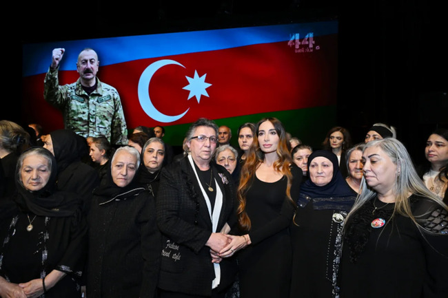 Arzu Əliyeva və Alyona Əliyeva "44" bədii filminin premyerasında iştirak ediblər