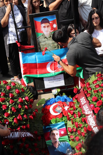 Uşaq evində, kimsəsiz böyüyən şəhidimizi xalqımız son mənzilə BELƏ YOLA SALDI - FOTO