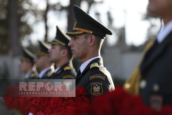 Müdafiə Nazirliyinin zabit heyəti Zəfər Günü ilə bağlı İkinci Şəhidlər xiyabanını ziyarət edib