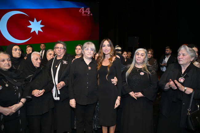 Arzu Əliyeva və Alyona Əliyeva "44" bədii filminin premyerasında iştirak ediblər