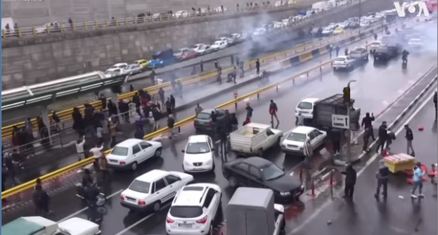 İranda benzin üsyanı: ölənlərin sayı 25-i keçdi, Xamneyinin heykəli aşırıldı