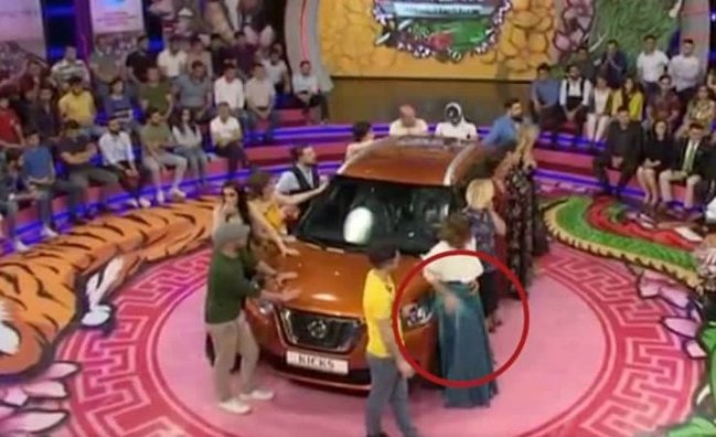 Daha bir iştirakçı əlini maşından çəkdi – Videofakt