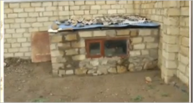 Azərbaycanda bacı qardaşını it damında saxlayır - fotolar