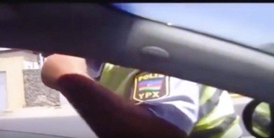 Sürücüyə "var-yox" söyüşü söyən yol polisi işdən çıxarıldı - VİDEO