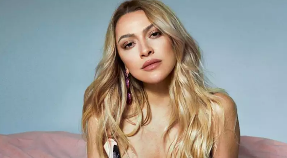 Hadise Atatürkün geyimində səhnəyə çıxdı