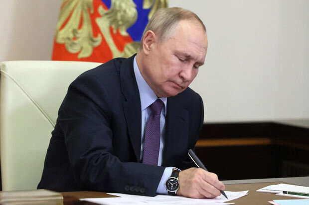 Putin Rusiyada hərbi vəziyyətlə bağlı qanun imzaladı