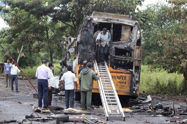 Hindistanda 25 nəfər avtobusda diri-diri yandı