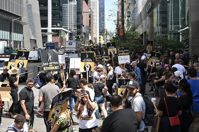 Selena Qomez Hollivud qaydasını pozdu