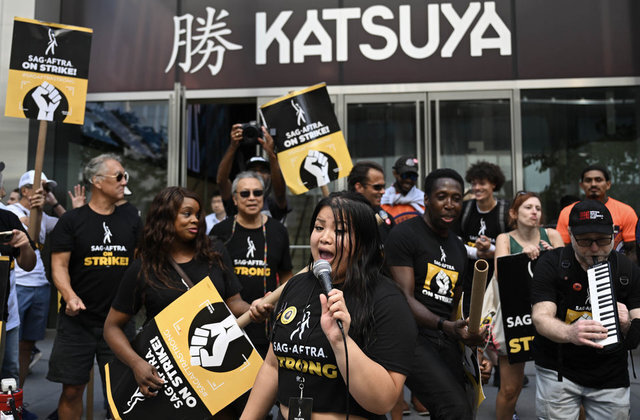 Selena Qomez Hollivud qaydasını pozdu