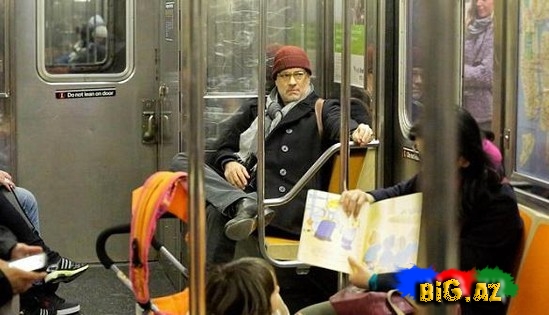 Məşhur aktyor metroya mindi heç kim tanımadı - FOTO
