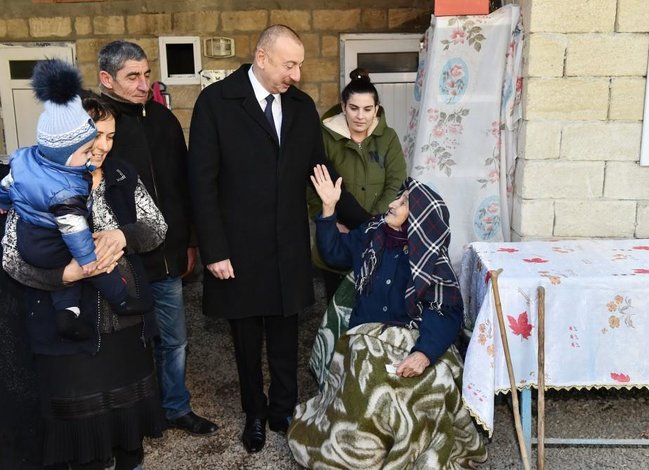 Xalqla iç-içə: Prezidentin zəlzələ baş verən əraziyə səfərindən FOTOLAR