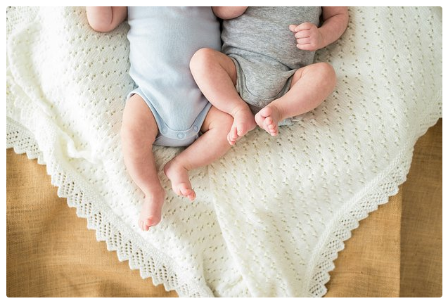 Hamilə qadın 12 saat arayla iki uşaq doğdu