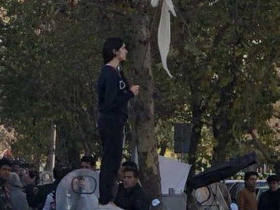 İran qadınları hicaba qarşı etiraz edir - son 40 ildə ilk dəfə