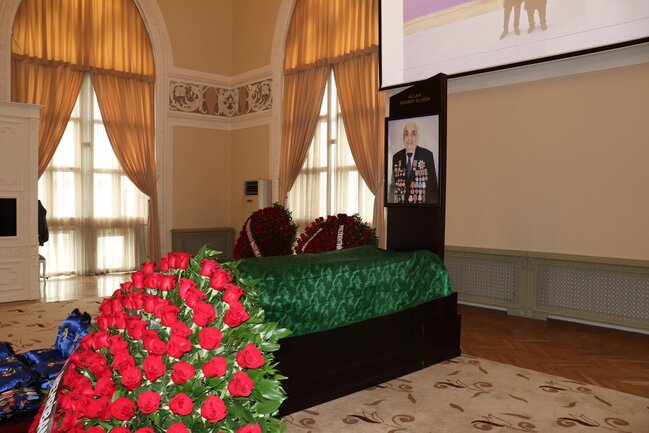 Aydın Kazımzadə: "Xoşbəxt müəllim ilə söhbət edən hər bir kəs həyat dərsi alardı"