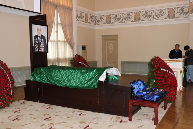 Aydın Kazımzadə: "Xoşbəxt müəllim ilə söhbət edən hər bir kəs həyat dərsi alardı"