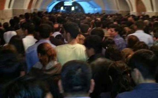 Bakı metrosunda dava: sərnişin polisi döydü