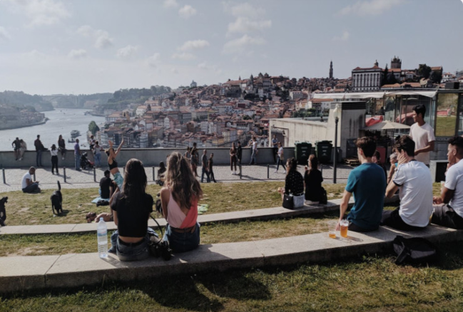 Məşhur turist şəhərində gecə saatlarında spirtli içki satışı qadağan edildi