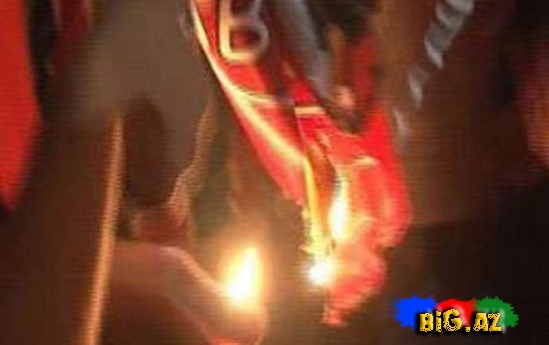 Qalatasaray bayrağı yandırıldı - VİDEO