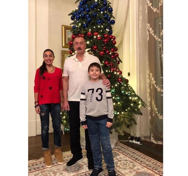 İlham Əliyev ad gününü ailəsi ilə birlikdə qeyd edib - FOTOLAR