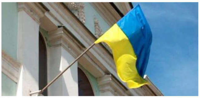 Praqada Ukrayna bayrağı meymun posteriylə əvəz olundu