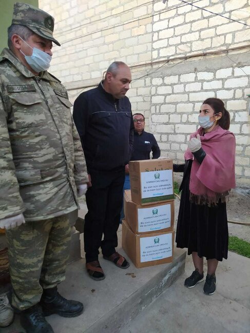 Hərbçilər əlillərə və müharibə veteranlarına baş çəkiblər