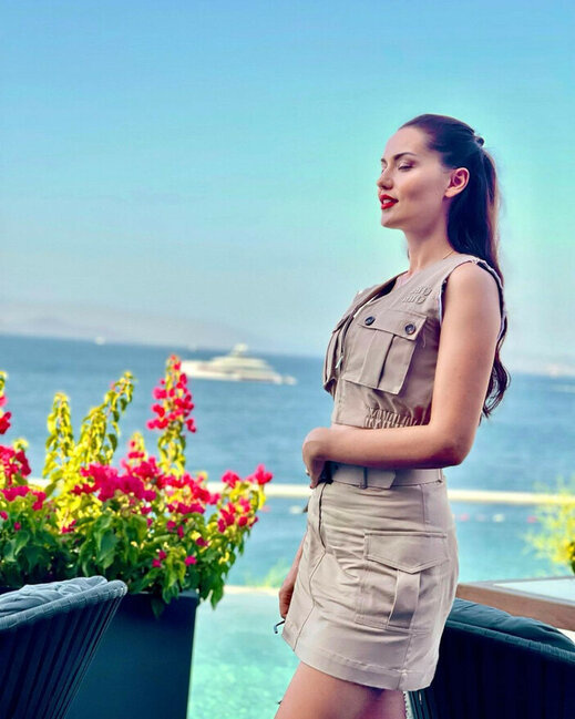 Fahriye Evcen yeni paylaşımı ilə diqqət çəkib