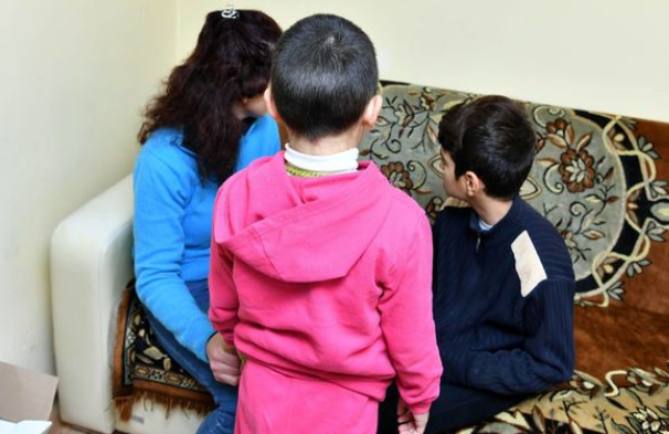 "Ərimi yataqda qızla tutdum, məni bıçaqladı, atam dərddən öldü"