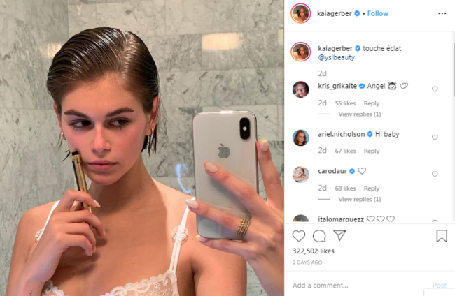 Sindi Kroufordun qızı alt paltarında poz verdi - FOTO