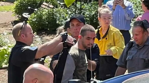 Salman Rüşdinin vəziyyəti açıqlandı, hücumçunun kimliyi bəlli oldu - FOTO