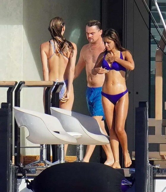 Yeni ili qadınlarla qarşıladı - FOTOLAR