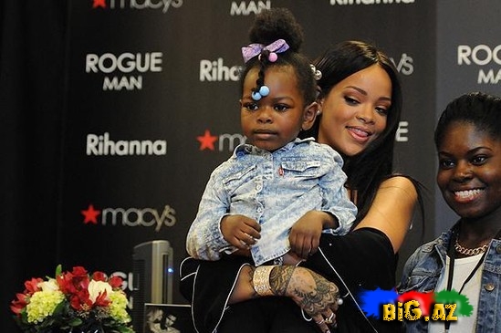 Rihanna kişilər üçün ətir təqdim etdi - FOTO