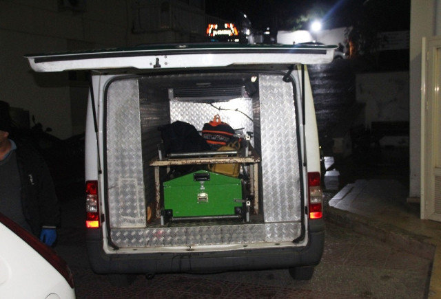 Həyat yoldaşını itirən kişi hər kəsi göz yaşına boğdu: Morqun qarşısında... - FOTOLAR