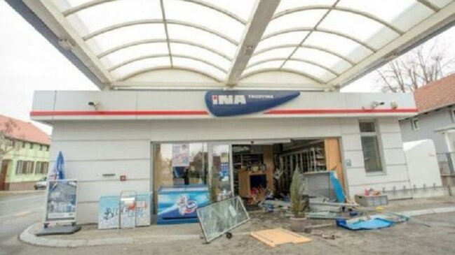 Åokolad almaq üçün avtomobillÉ MAÄAZAYA GİRDİ - FOTO