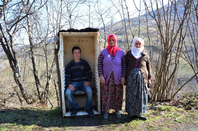 Avtobus gözləyən zaman qızı üşüməsin deyə görün nə etdi - Atadan maraqlı addım - FOTOLAR