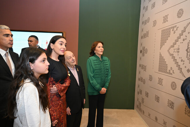 Prezidentin qızları Şahzadə ilə sərgidə - Fotolar