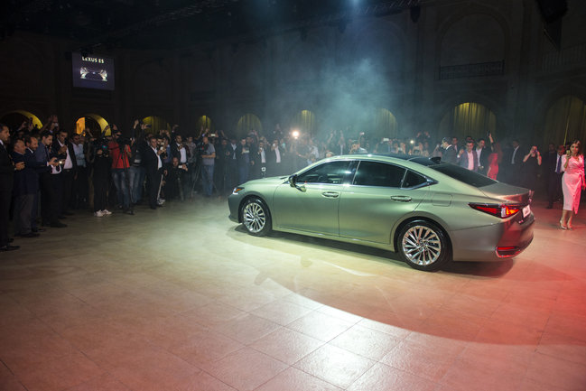 Lexus-dan ilin ən cəsur addımı - Yaponiya brendi yeni ES modelini təqdim etdi