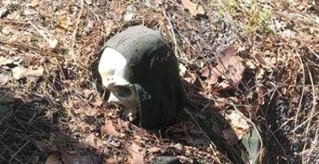 İtkin düşən 31 yaşlı kişinin skeleti ağaca zəncirlənmiş halda tapıldı - FOTOLAR