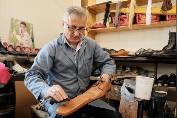 Koronavirusdan qorunmaq üçün ayaqqabı ixtira olundu - FOTOLAR