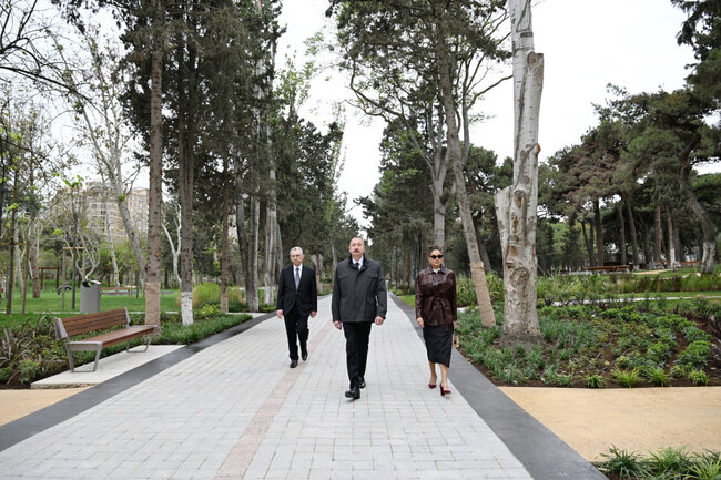 İlham Əliyev xanımı ilə yeni parkda - Fotolar