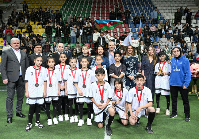 Prezidentin qızları və gəlini minifutbol turnirini izlədi - Fotolar