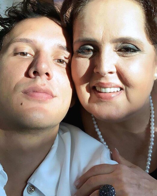 Edis səhnədə anası üçün ağladı